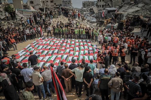 Gaza families bid farewell to 105 recovered bodies GAZA CITY, GAZA STRIP, OCTOBER 1, 2026: Palestinian families bid farewell to the remains of 105 Palestinians whose bodies were recovered from beneath the rubble of the Al-Taj residential area in Gaza City. The victims were killed in Israeli airstrikes on October 25, 2023, when residential buildings in the Yarmouk area were destroyed. Gaza Civil Defense teams recovered the bodies and remains after a 17-day search operation carried out in coordination with an Egyptian committee. Families gathered to identify their relatives and pay their final respects before burial. Gaza Palestine, State of Copyright: x xMohammedxMxSkaikx xJNAxPressx