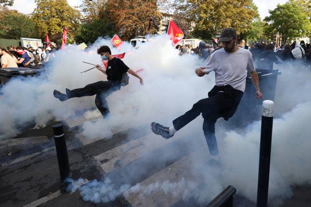 RECORD DATE NOT STATED Student Prostest - Aubervilliers Clash between (CRS) Republican Security Corps and Student in front of Suger secondary school in Aubervilliers, North of Paris, on October 1, 2026 as they continue their protest to demand the hiring of substitute teachers, increased resources, and decent learning conditions. Photo by Raphael Lafargue ABACAPRESS.COM Aubervilliers Ile-de-France France Copyright: xLafarguexRaphael ABACAx