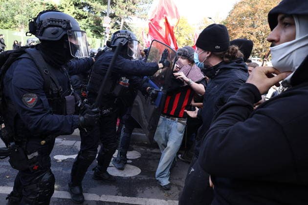 Student Prostest - Aubervilliers Clash between (CRS) Republican Security Corps and Student in front of Suger secondary school in Aubervilliers, North of Paris, on October 1, 2026 as they continue their protest to demand the hiring of substitute teachers, increased resources, and decent learning conditions. Photo by Raphael Lafargue ABACAPRESS.COM Aubervilliers Ile-de-France France Copyright: xLafarguexRaphael ABACAx