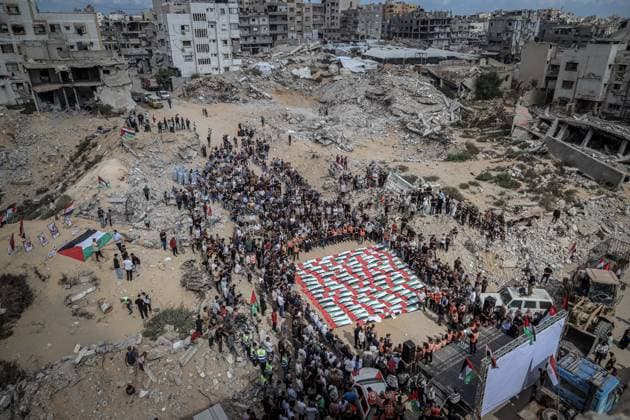 Gaza families bid farewell to 105 recovered bodies GAZA CITY, GAZA STRIP, OCTOBER 1, 2026: Palestinian families bid farewell to the remains of 105 Palestinians whose bodies were recovered from beneath the rubble of the Al-Taj residential area in Gaza City. The victims were killed in Israeli airstrikes on October 25, 2023, when residential buildings in the Yarmouk area were destroyed. Gaza Civil Defense teams recovered the bodies and remains after a 17-day search operation carried out in coordination with an Egyptian committee. Families gathered to identify their relatives and pay their final respects before burial. Gaza Palestine, State of Copyright: x xMohammedxMxSkaikx xJNAxPressx
