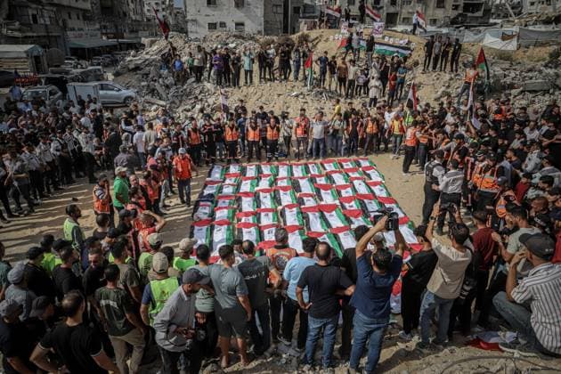 October 1, 2026, Gaza, Palestine, State of: GAZA Gaza, GAZA STRIP, OCTOBER 1, 2026: Palestinian families bid farewell to the remains of 105 Palestinians whose bodies were recovered from beneath the rubble of the Al-Taj residential area in Gaza City. The victims were killed in Israeli airstrikes on October 25, 2023, when residential buildings in the Yarmouk area were destroyed. Gaza Civil Defense teams recovered the bodies and remains after a 17-day search operation carried out in coordination with an Egyptian committee. Families gathered to identify their relatives and pay their final respects before burial. Gaza Palestine, State of  - ZUMAq101 20261001_zna_q101_001 Copyright: xMohammedxMxSkaikx