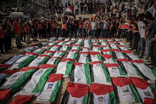October 1, 2026, Gaza, Palestine, State of: GAZA Gaza, GAZA STRIP, OCTOBER 1, 2026: Palestinian families bid farewell to the remains of 105 Palestinians whose bodies were recovered from beneath the rubble of the Al-Taj residential area in Gaza City. The victims were killed in Israeli airstrikes on October 25, 2023, when residential buildings in the Yarmouk area were destroyed. Gaza Civil Defense teams recovered the bodies and remains after a 17-day search operation carried out in coordination with an Egyptian committee. Families gathered to identify their relatives and pay their final respects before burial. Gaza Palestine, State of  - ZUMAq101 20261001_zna_q101_004 Copyright: xMohammedxMxSkaikx
