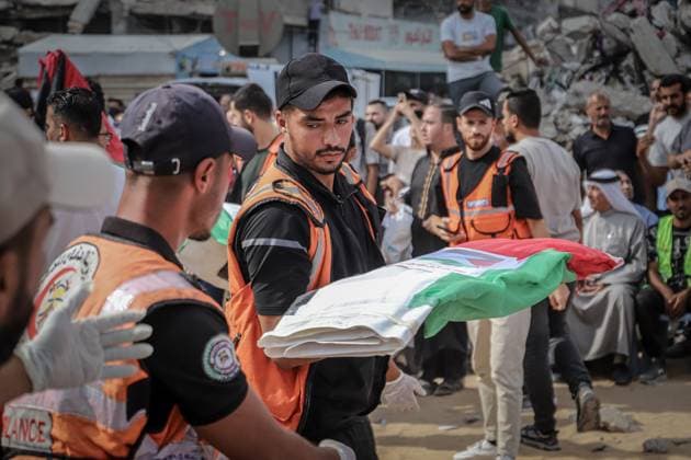 October 1, 2026, Gaza, Palestine, State of: GAZA Gaza, GAZA STRIP, OCTOBER 1, 2026: Palestinian families bid farewell to the remains of 105 Palestinians whose bodies were recovered from beneath the rubble of the Al-Taj residential area in Gaza City. The victims were killed in Israeli airstrikes on October 25, 2023, when residential buildings in the Yarmouk area were destroyed. Gaza Civil Defense teams recovered the bodies and remains after a 17-day search operation carried out in coordination with an Egyptian committee. Families gathered to identify their relatives and pay their final respects before burial. Gaza Palestine, State of - ZUMAq101 20261001_zna_q101_003 Copyright: xMohammedxMxSkaikx