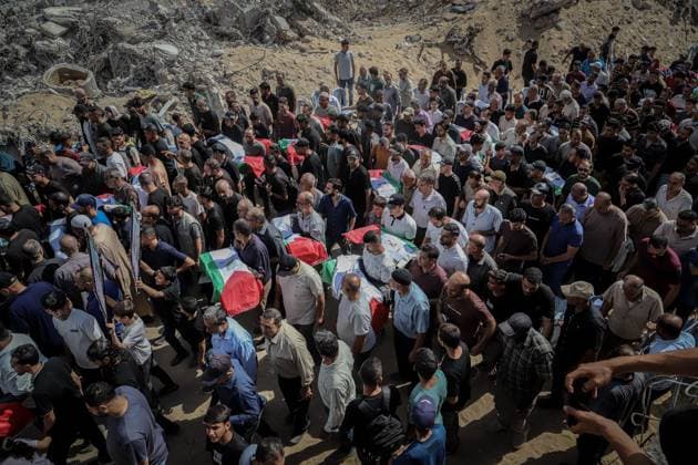 October 1, 2026, Gaza, Palestine, State of: GAZA Gaza, GAZA STRIP, OCTOBER 1, 2026: Palestinian families bid farewell to the remains of 105 Palestinians whose bodies were recovered from beneath the rubble of the Al-Taj residential area in Gaza City. The victims were killed in Israeli airstrikes on October 25, 2023, when residential buildings in the Yarmouk area were destroyed. Gaza Civil Defense teams recovered the bodies and remains after a 17-day search operation carried out in coordination with an Egyptian committee. Families gathered to identify their relatives and pay their final respects before burial. Gaza Palestine, State of - ZUMAq101 20261001_zna_q101_008 Copyright: xMohammedxMxSkaikx