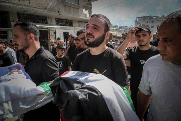 October 1, 2026, Gaza, Palestine, State of: GAZA Gaza, GAZA STRIP, OCTOBER 1, 2026: Palestinian families bid farewell to the remains of 105 Palestinians whose bodies were recovered from beneath the rubble of the Al-Taj residential area in Gaza City. The victims were killed in Israeli airstrikes on October 25, 2023, when residential buildings in the Yarmouk area were destroyed. Gaza Civil Defense teams recovered the bodies and remains after a 17-day search operation carried out in coordination with an Egyptian committee. Families gathered to identify their relatives and pay their final respects before burial. Gaza Palestine, State of - ZUMAq101 20261001_zna_q101_011 Copyright: xMohammedxMxSkaikx