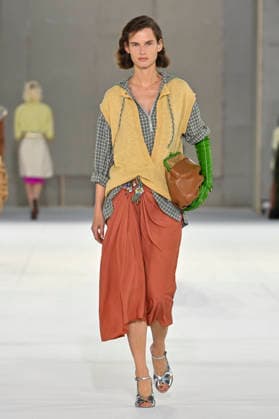 Dries Van Noten Women s Ready-to-Wear Spring Summer 2027 Collection Fashion Show during Paris Fashion Week, September 30, 2026 Dries Van Noten Women s Ready-to-Wear Spring Summer 2027 Collection Fashion Show, during Paris Fashion Week, September 30, 2026, Paris, France  Copyright: xAgencex xBestimagexAgencex xBestimagex