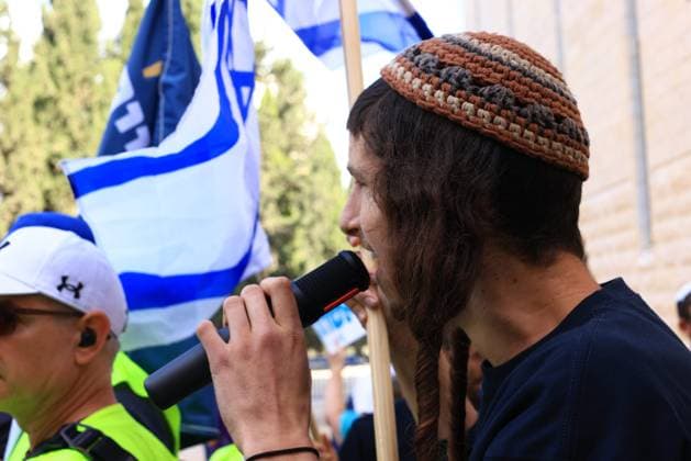 Protesters rally against Arab election disqualifications JERUSALEM, ISRAEL, OCTOBER 1, 2026: Activists protest outside the Israeli Supreme Court against the disqualification of Arab political parties and candidates from the upcoming parliamentary elections. The court began hearings on appeals against decisions by the Central Elections Committee to disqualify the Ra am and Joint List parties, as well as candidates Ofer Cassif and Sami Abu Shehadeh. National Security Minister Itamar Ben-Gvir, whose party sought the disqualification of Abu Shehadeh, also arrived at the court as supporters and opponents gathered outside. Jerusalem Israel Copyright: x xJacobxMiddleburghx xJNAxPressx