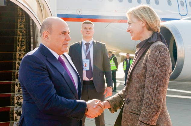 BELARUS, MINSK - OCTOBER 1, 2026: Russia s Prime Minister Mikhail Mishustin and Belarus Deputy Prime Minister Natalya Petkevich (L-R front) shake hands at at Minsk National Airport Minsk Belarus - ZUMAt113 20261001_zaa_t113_116 Copyright: xDmitryxAstakhovx