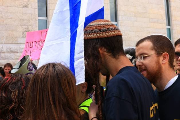 Protesters rally against Arab election disqualifications JERUSALEM, ISRAEL, OCTOBER 1, 2026: Activists protest outside the Israeli Supreme Court against the disqualification of Arab political parties and candidates from the upcoming parliamentary elections. The court began hearings on appeals against decisions by the Central Elections Committee to disqualify the Ra am and Joint List parties, as well as candidates Ofer Cassif and Sami Abu Shehadeh. National Security Minister Itamar Ben-Gvir, whose party sought the disqualification of Abu Shehadeh, also arrived at the court as supporters and opponents gathered outside. Jerusalem Israel Copyright: x xJacobxMiddleburghx xJNAxPressx