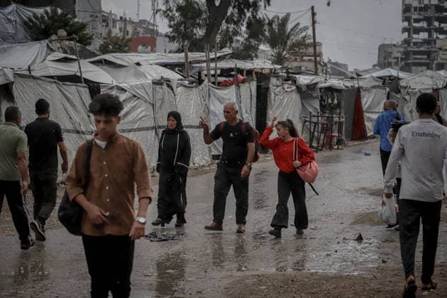 October 1, 2026, Gaza, Palestine, State of: GAZA Gaza, GAZA STRIP, OCTOBER 1, 2026: Palestinians go about their daily lives amid rainfall in Gaza City as rain affects streets and residential areas on Thursday evening. Gaza Palestine, State of - ZUMAq101 20261001_zna_q101_100 Copyright: xMohammedxMxSkaikx