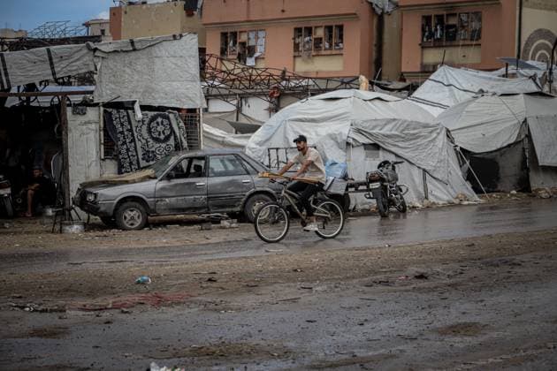 October 1, 2026, Gaza, Palestine, State of: GAZA Gaza, GAZA STRIP, OCTOBER 1, 2026: Palestinians go about their daily lives amid rainfall in Gaza City as rain affects streets and residential areas on Thursday evening. Gaza Palestine, State of - ZUMAq101 20261001_zna_q101_101 Copyright: xMohammedxMxSkaikx