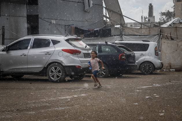 October 1, 2026, Gaza, Palestine, State of: GAZA Gaza, GAZA STRIP, OCTOBER 1, 2026: Palestinians go about their daily lives amid rainfall in Gaza City as rain affects streets and residential areas on Thursday evening. Gaza Palestine, State of - ZUMAq101 20261001_zna_q101_102 Copyright: xMohammedxMxSkaikx