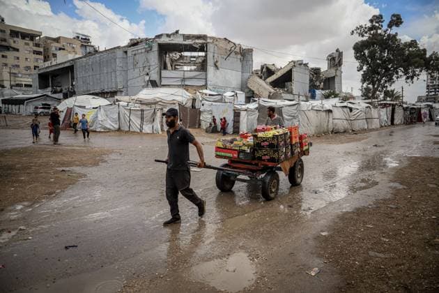 October 1, 2026, Gaza, Palestine, State of: GAZA Gaza, GAZA STRIP, OCTOBER 1, 2026: Palestinians go about their daily lives amid rainfall in Gaza City as rain affects streets and residential areas on Thursday evening. Gaza Palestine, State of - ZUMAq101 20261001_zna_q101_103 Copyright: xMohammedxMxSkaikx