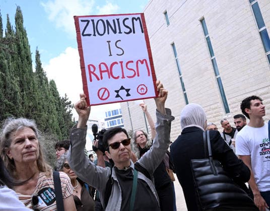 People protest outside the Israeli High Court in support of the court to grant the Arab Parties the right to run in the upcoming general elections on Thursday, October 1, 2026. The High Court will decide whether to appeal the Central Elections Committee s decision to ban all Arab Parties from running in the Israeli election.  JER2026100101 DEBBIExHILL