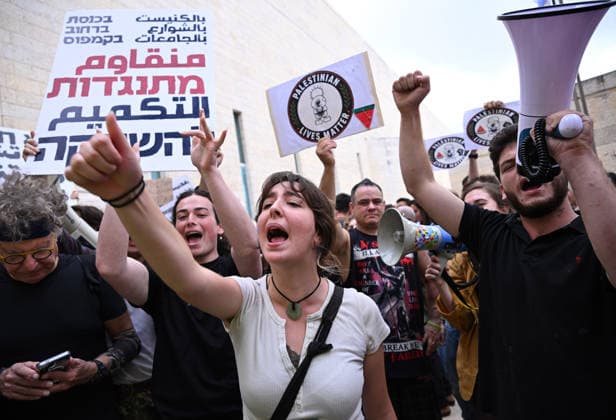 People protest outside the Israeli High Court in support of the court to grant the Arab Parties the right to run in the upcoming general elections on Thursday, October 1, 2026. The High Court will decide whether to appeal the Central Elections Committee s decision to ban all Arab Parties from running in the Israeli election.  JER2026100104 DEBBIExHILL