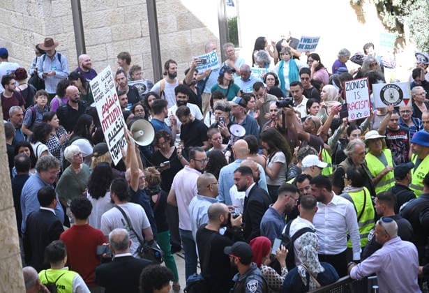 People protest outside the Israeli High Court in support of the court to grant the Arab Parties the right to run in the upcoming general elections on Thursday, October 1, 2026. The High Court will decide whether to appeal the Central Elections Committee s decision to ban all Arab Parties from running in the Israeli election.  JER2026100111 DEBBIExHILL