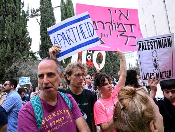 People protest outside the Israeli High Court in support of the court to grant the Arab Parties the right to run in the upcoming general elections on Thursday, October 1, 2026. The High Court will decide whether to appeal the Central Elections Committee s decision to ban all Arab Parties from running in the Israeli election.  JER2026100112 DEBBIExHILL