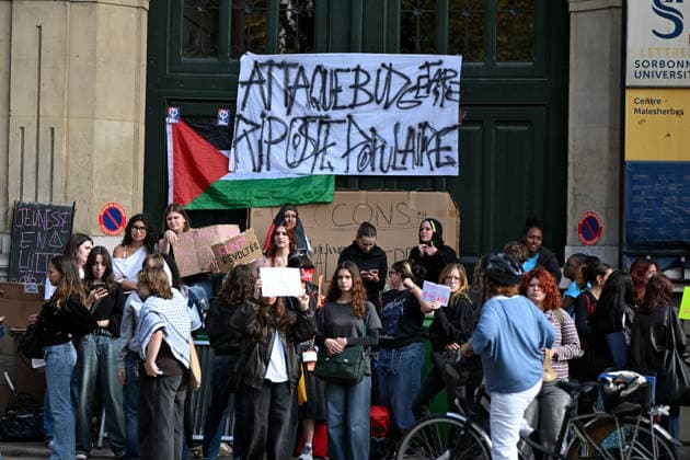 Paris: High School Students Mobilize at Several Schools Students gather during a blockade at the Malesherbes Campus of Sorbonne University in Paris, France, on October 1, 2026. Protests and student-led entrance blockades have intensified across the Île-de-France region and other urban centers in recent days, as high school students demonstrate against poor learning conditions. 460093 2026 10 01 Paris France Copyright: xL.Urmanx xStarfacex STAR_460093_020