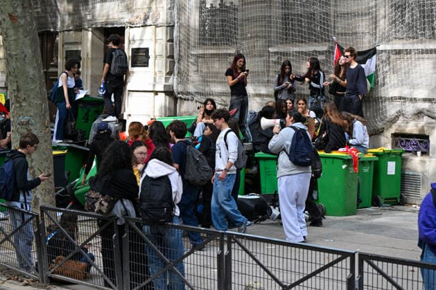 Paris: High School Students Mobilize at Several Schools Students gather during a blockade at the Lycée Jacques Decour in Paris, France, on October 1, 2026. Protests and student-led entrance blockades have intensified across the Île-de-France region and other urban centers in recent days, as high school students demonstrate against poor learning conditions. 460093 2026 10 01 Paris France  Copyright: xL.Urmanx xStarfacex STAR_460093_022