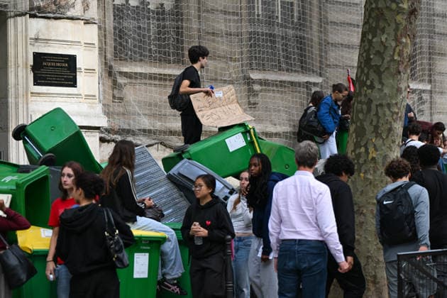 Paris: High School Students Mobilize at Several Schools Students gather during a blockade at the Lycée Jacques Decour in Paris, France, on October 1, 2026. Protests and student-led entrance blockades have intensified across the Île-de-France region and other urban centers in recent days, as high school students demonstrate against poor learning conditions. 460093 2026 10 01 Paris France  Copyright: xL.Urmanx xStarfacex STAR_460093_023