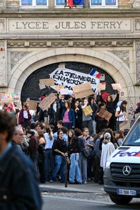Paris: High School Students Mobilize at Several Schools Students gather during a blockade at the Lycée Jules Ferry in Paris, France, on October 1, 2026. Protests and student-led entrance blockades have intensified across the Île-de-France region and other urban centers in recent days, as high school students demonstrate against poor learning conditions. 460093 2026 10 01 Paris France  Copyright: xL.Urmanx xStarfacex STAR_460093_027