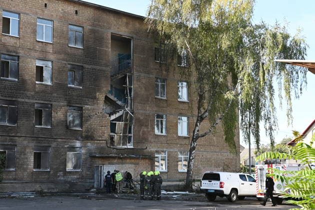 Aftermath Of A Russian Jet Drone Attack On A School In Kyiv Police officers remove the wreckage of a drone from a damaged school following a drone strike in Kyiv, Ukraine, on October 1, 2026, amid the Russian invasion of Ukraine. Kyiv Ukraine  Copyright: xOleksandrxGusevx originalFilename: gusev-aftermat261001_npa0w.jpg