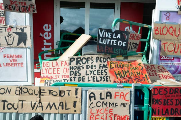 Paris 8 University blocked by students The entrance to Paris 8 University is blocked during a student mobilization in Saint-Denis, north of Paris, on October 1, 2026. University campuses have joined high school students in a nationwide movement involving blockades of educational institutions across France. Paris - St. Denis France Copyright: xNikxErikxNeubauerx DSC_8238