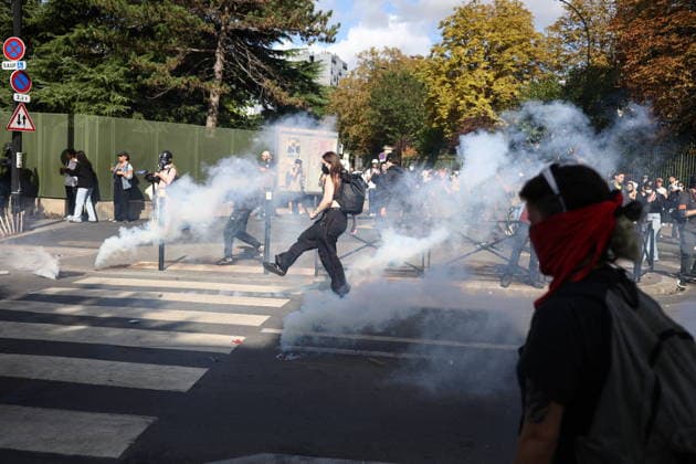 Students Prostest - Aubervilliers Clash between (CRS) Republican Security Corps and Student in front of Le Corbusier secondary school in Aubervilliers, North of Paris, on October 1, 2026 as they continue their protest to demand the hiring of substitute teachers, increased resources, and decent learning conditions. Photo by Raphael Lafargue ABACAPRESS.COM Aubervilliers Ile-de-France France  Copyright: xLafarguexRaphael ABACAx