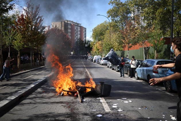 Students Prostest - Aubervilliers Fire involving trash bins and bicycles. Clash between (CRS) Republican Security Corps and Student in front of Le Corbusier secondary school in Aubervilliers, North of Paris, on October 1, 2026 as they continue their protest to demand the hiring of substitute teachers, increased resources, and decent learning conditions. Photo by Raphael Lafargue ABACAPRESS.COM Aubervilliers Ile-de-France France  Copyright: xLafarguexRaphael ABACAx