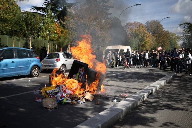 Students Prostest - Aubervilliers Fire involving trash bins and bicycles. Clash between (CRS) Republican Security Corps and Student in front of Le Corbusier secondary school in Aubervilliers, North of Paris, on October 1, 2026 as they continue their protest to demand the hiring of substitute teachers, increased resources, and decent learning conditions. Photo by Raphael Lafargue ABACAPRESS.COM Aubervilliers Ile-de-France France  Copyright: xLafarguexRaphael ABACAx