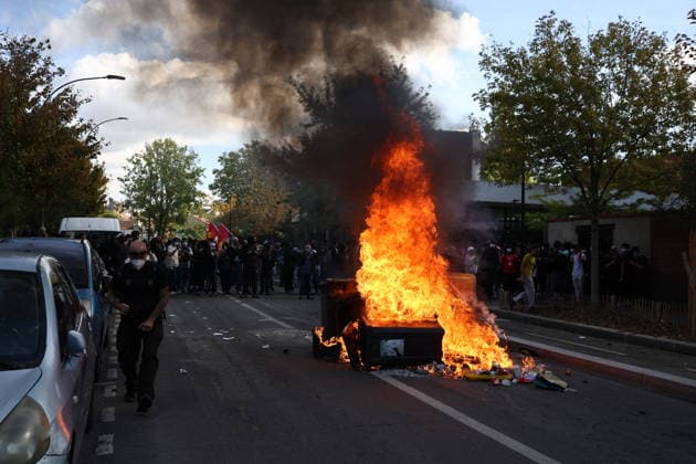 Students Prostest - Aubervilliers Fire involving trash bins and bicycles. Clash between (CRS) Republican Security Corps and Student in front of Le Corbusier secondary school in Aubervilliers, North of Paris, on October 1, 2026 as they continue their protest to demand the hiring of substitute teachers, increased resources, and decent learning conditions. Photo by Raphael Lafargue ABACAPRESS.COM Aubervilliers Ile-de-France France Copyright: xLafarguexRaphael ABACAx