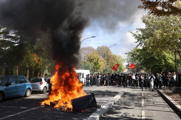 Students Prostest - Aubervilliers Fire involving trash bins and bicycles. Clash between (CRS) Republican Security Corps and Student in front of Le Corbusier secondary school in Aubervilliers, North of Paris, on October 1, 2026 as they continue their protest to demand the hiring of substitute teachers, increased resources, and decent learning conditions. Photo by Raphael Lafargue ABACAPRESS.COM Aubervilliers Ile-de-France France Copyright: xLafarguexRaphael ABACAx