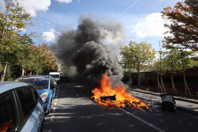 Students Prostest - Aubervilliers Fire involving trash bins and bicycles. Clash between (CRS) Republican Security Corps and Student in front of Le Corbusier secondary school in Aubervilliers, North of Paris, on October 1, 2026 as they continue their protest to demand the hiring of substitute teachers, increased resources, and decent learning conditions. Photo by Raphael Lafargue ABACAPRESS.COM Aubervilliers Ile-de-France France Copyright: xLafarguexRaphael ABACAx