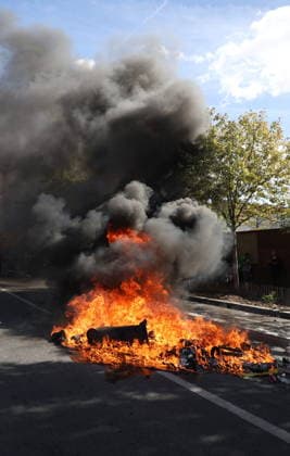 Students Prostest - Aubervilliers Fire involving trash bins and bicycles. Clash between (CRS) Republican Security Corps and Student in front of Le Corbusier secondary school in Aubervilliers, North of Paris, on October 1, 2026 as they continue their protest to demand the hiring of substitute teachers, increased resources, and decent learning conditions. Photo by Raphael Lafargue ABACAPRESS.COM Aubervilliers Ile-de-France France Copyright: xLafarguexRaphael ABACAx