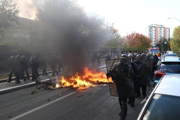 Students Prostest - Aubervilliers Fire involving trash bins and bicycles. Clash between (CRS) Republican Security Corps and Student in front of Le Corbusier secondary school in Aubervilliers, North of Paris, on October 1, 2026 as they continue their protest to demand the hiring of substitute teachers, increased resources, and decent learning conditions. Photo by Raphael Lafargue ABACAPRESS.COM Aubervilliers Ile-de-France France Copyright: xLafarguexRaphael ABACAx