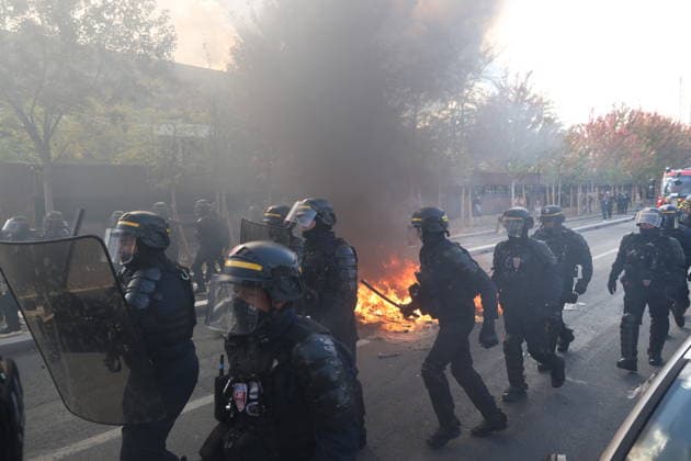 Students Prostest - Aubervilliers Fire involving trash bins and bicycles. Clash between (CRS) Republican Security Corps and Student in front of Le Corbusier secondary school in Aubervilliers, North of Paris, on October 1, 2026 as they continue their protest to demand the hiring of substitute teachers, increased resources, and decent learning conditions. Photo by Raphael Lafargue ABACAPRESS.COM Aubervilliers Ile-de-France France Copyright: xLafarguexRaphael ABACAx