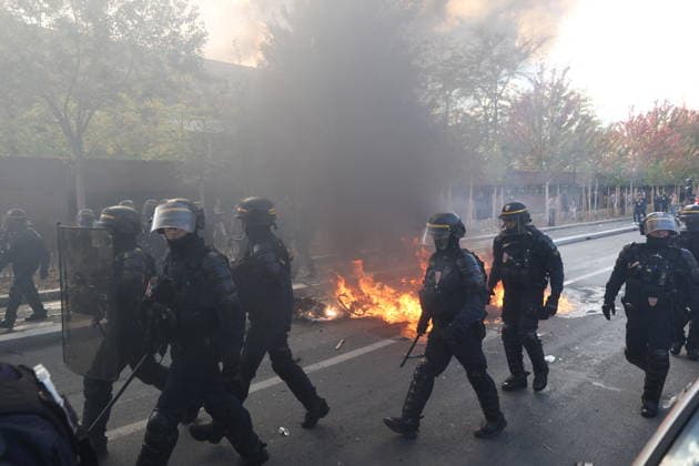 Students Prostest - Aubervilliers Fire involving trash bins and bicycles. Clash between (CRS) Republican Security Corps and Student in front of Le Corbusier secondary school in Aubervilliers, North of Paris, on October 1, 2026 as they continue their protest to demand the hiring of substitute teachers, increased resources, and decent learning conditions. Photo by Raphael Lafargue ABACAPRESS.COM Aubervilliers Ile-de-France France Copyright: xLafarguexRaphael ABACAx