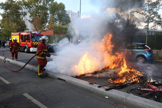 Students Prostest - Aubervilliers Firefighters Respond to Put Out a Bicycle Fire. Clash between (CRS) Republican Security Corps and Student in front of Le Corbusier secondary school in Aubervilliers, North of Paris, on October 1, 2026 as they continue their protest to demand the hiring of substitute teachers, increased resources, and decent learning conditions. Photo by Raphael Lafargue ABACAPRESS.COM Aubervilliers Ile-de-France France Copyright: xLafarguexRaphael ABACAx