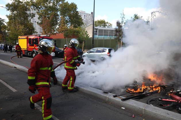 Students Prostest - Aubervilliers Firefighters Respond to Put Out a Bicycle Fire. Clash between (CRS) Republican Security Corps and Student in front of Le Corbusier secondary school in Aubervilliers, North of Paris, on October 1, 2026 as they continue their protest to demand the hiring of substitute teachers, increased resources, and decent learning conditions. Photo by Raphael Lafargue ABACAPRESS.COM Aubervilliers Ile-de-France France Copyright: xLafarguexRaphael ABACAx