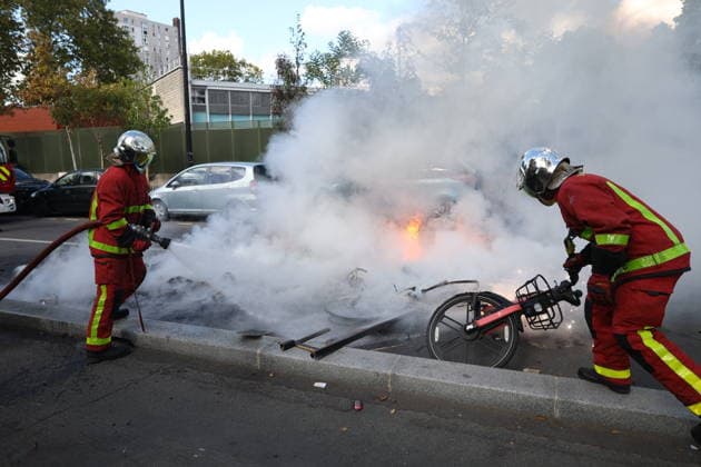 Students Prostest - Aubervilliers Firefighters Respond to Put Out a Bicycle Fire. Clash between (CRS) Republican Security Corps and Student in front of Le Corbusier secondary school in Aubervilliers, North of Paris, on October 1, 2026 as they continue their protest to demand the hiring of substitute teachers, increased resources, and decent learning conditions. Photo by Raphael Lafargue ABACAPRESS.COM Aubervilliers Ile-de-France France Copyright: xLafarguexRaphael ABACAx