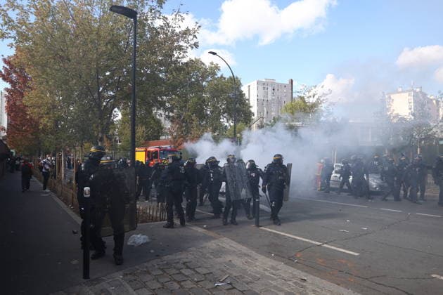 Students Prostest - Aubervilliers Clash between (CRS) Republican Security Corps and Student in front of Le Corbusier secondary school in Aubervilliers, North of Paris, on October 1, 2026 as they continue their protest to demand the hiring of substitute teachers, increased resources, and decent learning conditions. Photo by Raphael Lafargue ABACAPRESS.COM Aubervilliers Ile-de-France France  Copyright: xLafarguexRaphael ABACAx