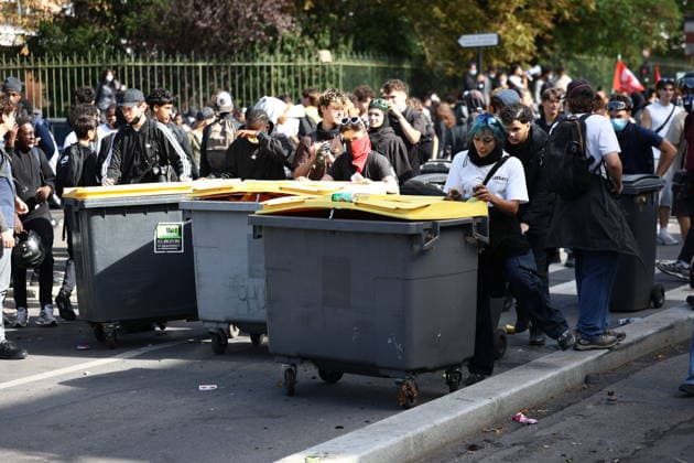Students Prostest - Aubervilliers Clash between (CRS) Republican Security Corps and Student in front of Le Corbusier secondary school in Aubervilliers, North of Paris, on October 1, 2026 as they continue their protest to demand the hiring of substitute teachers, increased resources, and decent learning conditions. Photo by Raphael Lafargue ABACAPRESS.COM Aubervilliers Ile-de-France France  Copyright: xLafarguexRaphael ABACAx