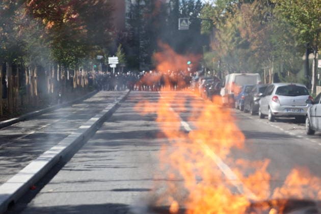 Students Prostest - Aubervilliers Fire involving trash bins and bicycles. Clash between (CRS) Republican Security Corps and Student in front of Le Corbusier secondary school in Aubervilliers, North of Paris, on October 1, 2026 as they continue their protest to demand the hiring of substitute teachers, increased resources, and decent learning conditions. Photo by Raphael Lafargue ABACAPRESS.COM Aubervilliers Ile-de-France France Copyright: xLafarguexRaphael ABACAx