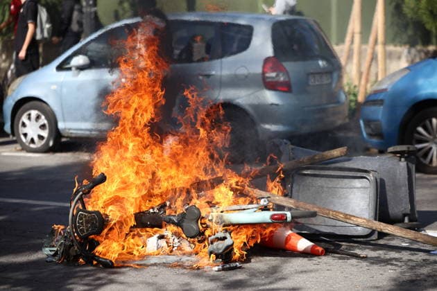 Students Prostest - Aubervilliers Fire involving trash bins and bicycles. Clash between (CRS) Republican Security Corps and Student in front of Le Corbusier secondary school in Aubervilliers, North of Paris, on October 1, 2026 as they continue their protest to demand the hiring of substitute teachers, increased resources, and decent learning conditions. Photo by Raphael Lafargue ABACAPRESS.COM Aubervilliers Ile-de-France France Copyright: xLafarguexRaphael ABACAx