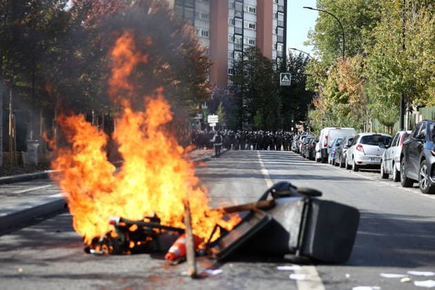 Students Prostest - Aubervilliers Fire involving trash bins and bicycles. Clash between (CRS) Republican Security Corps and Student in front of Le Corbusier secondary school in Aubervilliers, North of Paris, on October 1, 2026 as they continue their protest to demand the hiring of substitute teachers, increased resources, and decent learning conditions. Photo by Raphael Lafargue ABACAPRESS.COM Aubervilliers Ile-de-France France Copyright: xLafarguexRaphael ABACAx