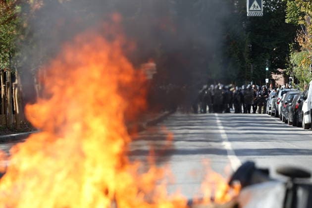 Students Prostest - Aubervilliers Fire involving trash bins and bicycles. Clash between (CRS) Republican Security Corps and Student in front of Le Corbusier secondary school in Aubervilliers, North of Paris, on October 1, 2026 as they continue their protest to demand the hiring of substitute teachers, increased resources, and decent learning conditions. Photo by Raphael Lafargue ABACAPRESS.COM Aubervilliers Ile-de-France France Copyright: xLafarguexRaphael ABACAx