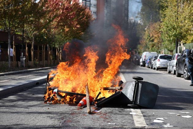 Students Prostest - Aubervilliers Fire involving trash bins and bicycles. Clash between (CRS) Republican Security Corps and Student in front of Le Corbusier secondary school in Aubervilliers, North of Paris, on October 1, 2026 as they continue their protest to demand the hiring of substitute teachers, increased resources, and decent learning conditions. Photo by Raphael Lafargue ABACAPRESS.COM Aubervilliers Ile-de-France France Copyright: xLafarguexRaphael ABACAx