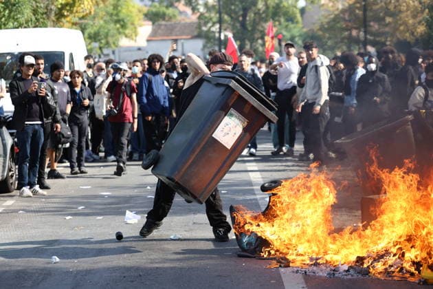 Students Prostest - Aubervilliers Fire involving trash bins and bicycles. Clash between (CRS) Republican Security Corps and Student in front of Le Corbusier secondary school in Aubervilliers, North of Paris, on October 1, 2026 as they continue their protest to demand the hiring of substitute teachers, increased resources, and decent learning conditions. Photo by Raphael Lafargue ABACAPRESS.COM Aubervilliers Ile-de-France France Copyright: xLafarguexRaphael ABACAx
