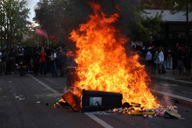 Students Prostest - Aubervilliers Fire involving trash bins and bicycles. Clash between (CRS) Republican Security Corps and Student in front of Le Corbusier secondary school in Aubervilliers, North of Paris, on October 1, 2026 as they continue their protest to demand the hiring of substitute teachers, increased resources, and decent learning conditions. Photo by Raphael Lafargue ABACAPRESS.COM Aubervilliers Ile-de-France France Copyright: xLafarguexRaphael ABACAx