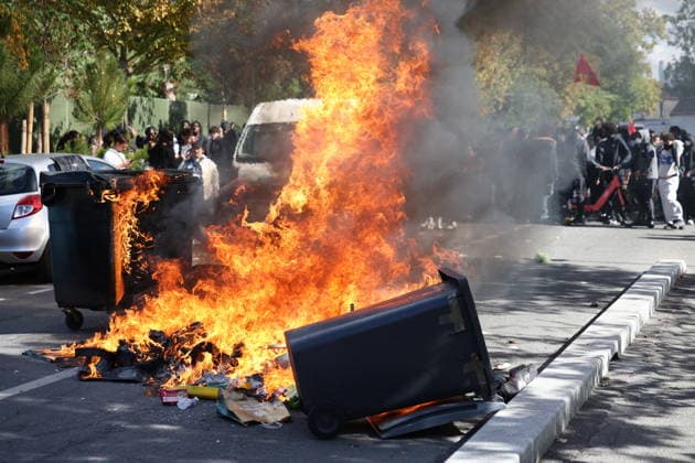 Students Prostest - Aubervilliers Fire involving trash bins and bicycles. Clash between (CRS) Republican Security Corps and Student in front of Le Corbusier secondary school in Aubervilliers, North of Paris, on October 1, 2026 as they continue their protest to demand the hiring of substitute teachers, increased resources, and decent learning conditions. Photo by Raphael Lafargue ABACAPRESS.COM Aubervilliers Ile-de-France France Copyright: xLafarguexRaphael ABACAx